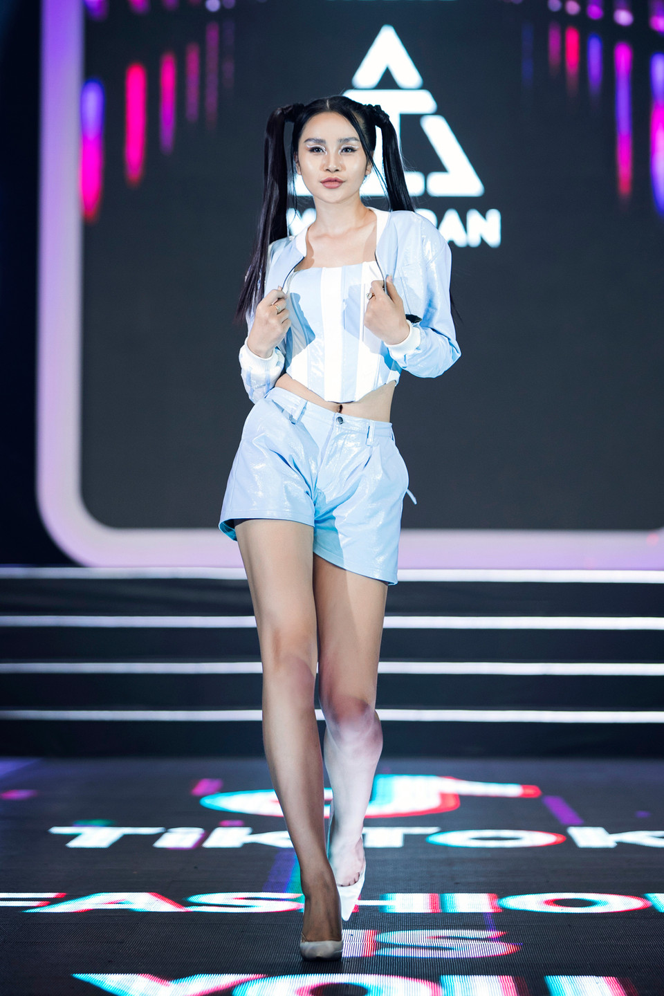 Với thông điệp về sự chuyển mình linh hoạt để vừa tạo xu hướng vừa có dấu ấn riêng, bộ sưu tập sử dụng hai tông màu trắng-xanh vô cùng trẻ trung và năng động. (Ảnh: CTV/Vietnam+)