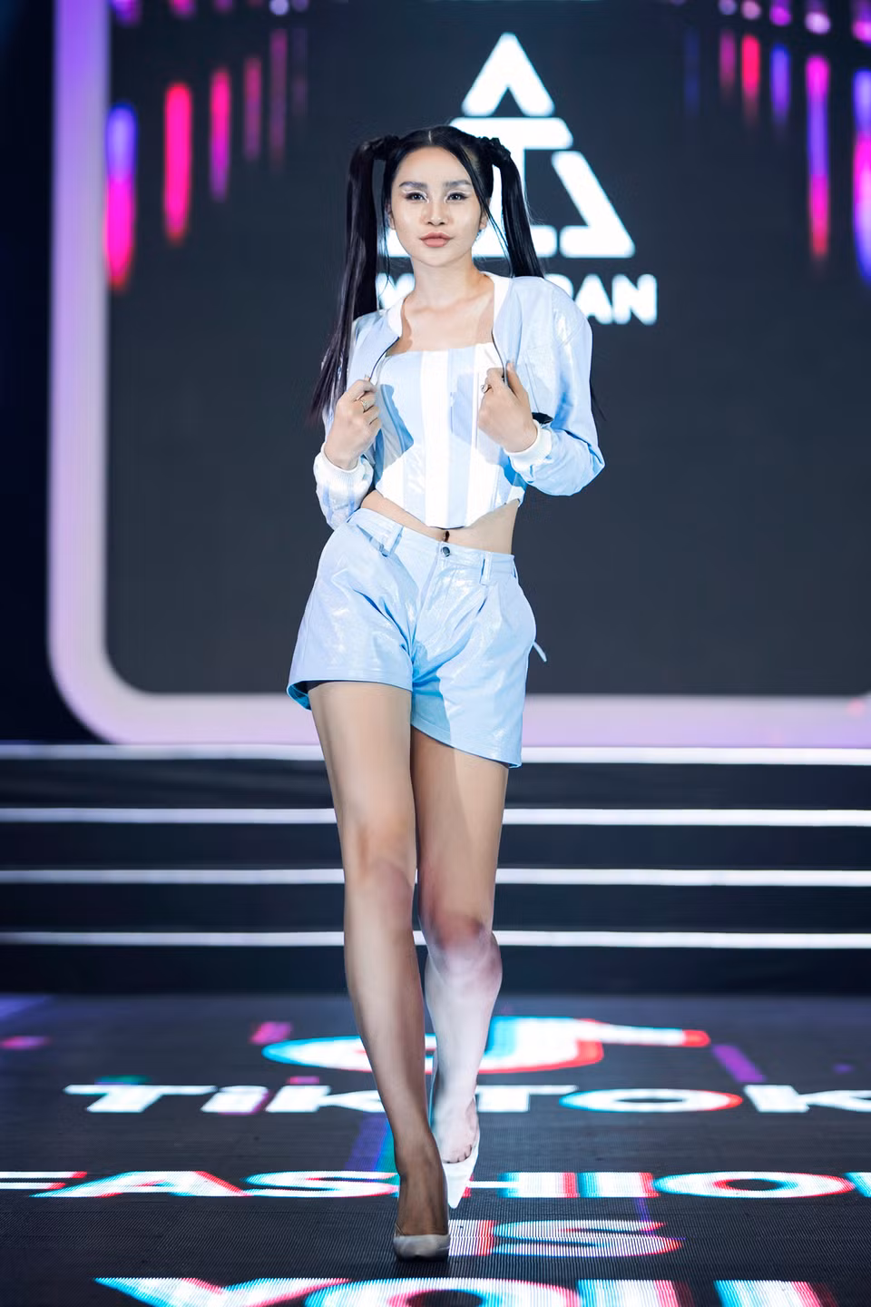 Với thông điệp về sự chuyển mình linh hoạt để vừa tạo xu hướng vừa có dấu ấn riêng, bộ sưu tập sử dụng hai tông màu trắng-xanh vô cùng trẻ trung và năng động. (Ảnh: CTV/Vietnam+)