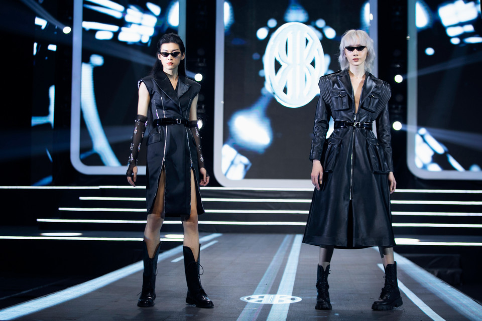 Toàn bộ các thiết kế đều được Chung Thanh Phong thực hiện trong mùa giãn cách nên vật liệu làm trang phục đều chắt lọc từ những thứ còn sót lại trong nhà. (Ảnh: CTV/Vietnam+)