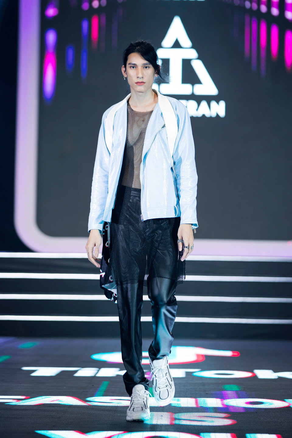 Chất liệu da ‘hot trend’ cùng kiểu dáng phối hiện đại giúp những bộ cánh thêm khỏe khoắn, lan tỏa nguồn năng lượng tích cực đúng như tinh thần của giới trẻ thời đại 4.0. (Ảnh: CTV/Vietnam+)