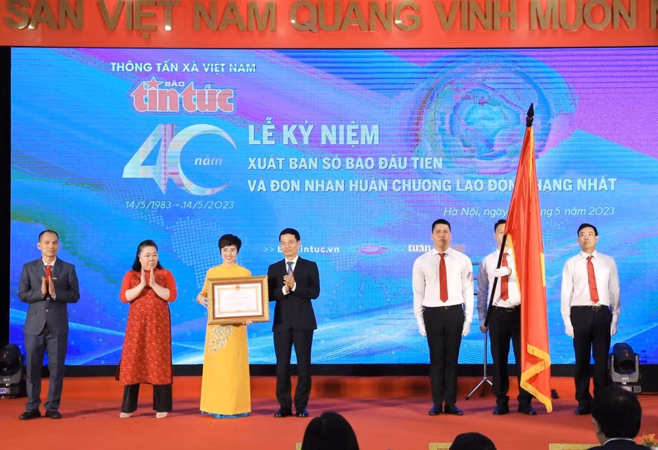 Bộ trưởng Bộ Thông tin và Truyền thông Nguyễn Mạnh Hùng trao Huân chương Lao động hạng Nhất cho Báo Tin tức. (Ảnh: Tuấn Anh/TTXVN)