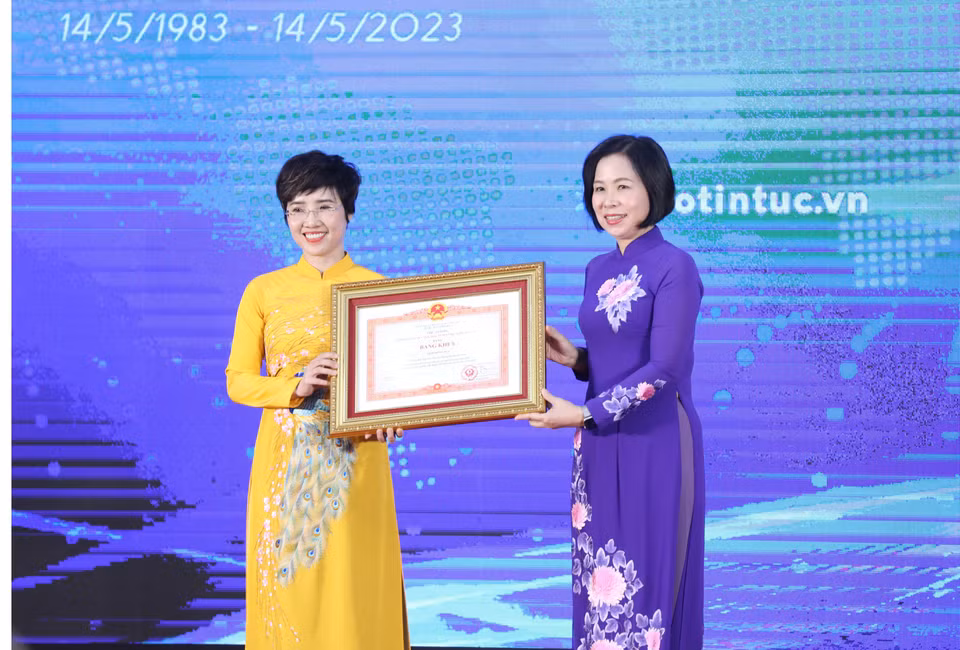 Tổng Giám đốc TTXVN Vũ Việt Trang trao Bằng khen của Thủ tướng Chính phủ cho bà Ninh Hồng Nga, Tổng biên tập Báo Tin tức. (Ảnh: Tuấn Anh/TTXVN)