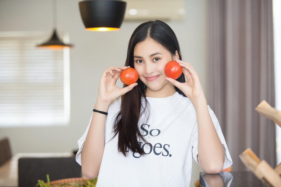 Tuy học xa nhà nhưng không vì thế mà cô xa cách gia đình. Vy chia sẻ mỗi ngày cô và mẹ đều nói chuyện qua điện thoại để chia sẻ mọi chuyện. (Ảnh: Viết Quý/Vietnam+)