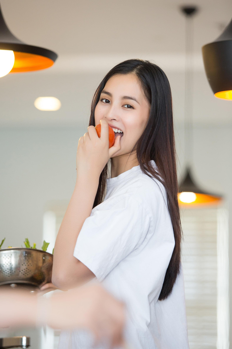 Nhưng với Vy, ý nghĩa hơn hết là mùa 8/3 năm nay dù với cương vị mới, cô vẫn có thời gian bên mẹ mình để trò chuyện, nấu ăn và ăn những món ăn mẹ nấu như thời còn ở nhà. (Ảnh: Viết Quý/Vietnam+)