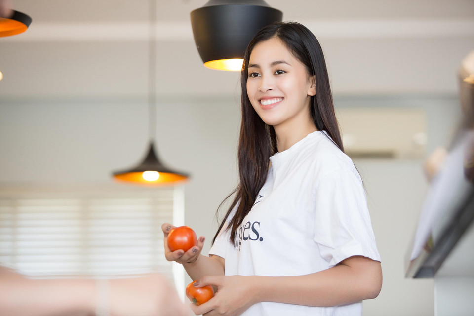 Trước đó, Tiểu Vy có tặng mẹ cô một bộ áo dài thu hút nghìn lượt like trên trang cá nhân vì thể hiện sự quan tâm ngọt ngào của mình dành cho mẹ. (Ảnh: Viết Quý/Vietnam+)