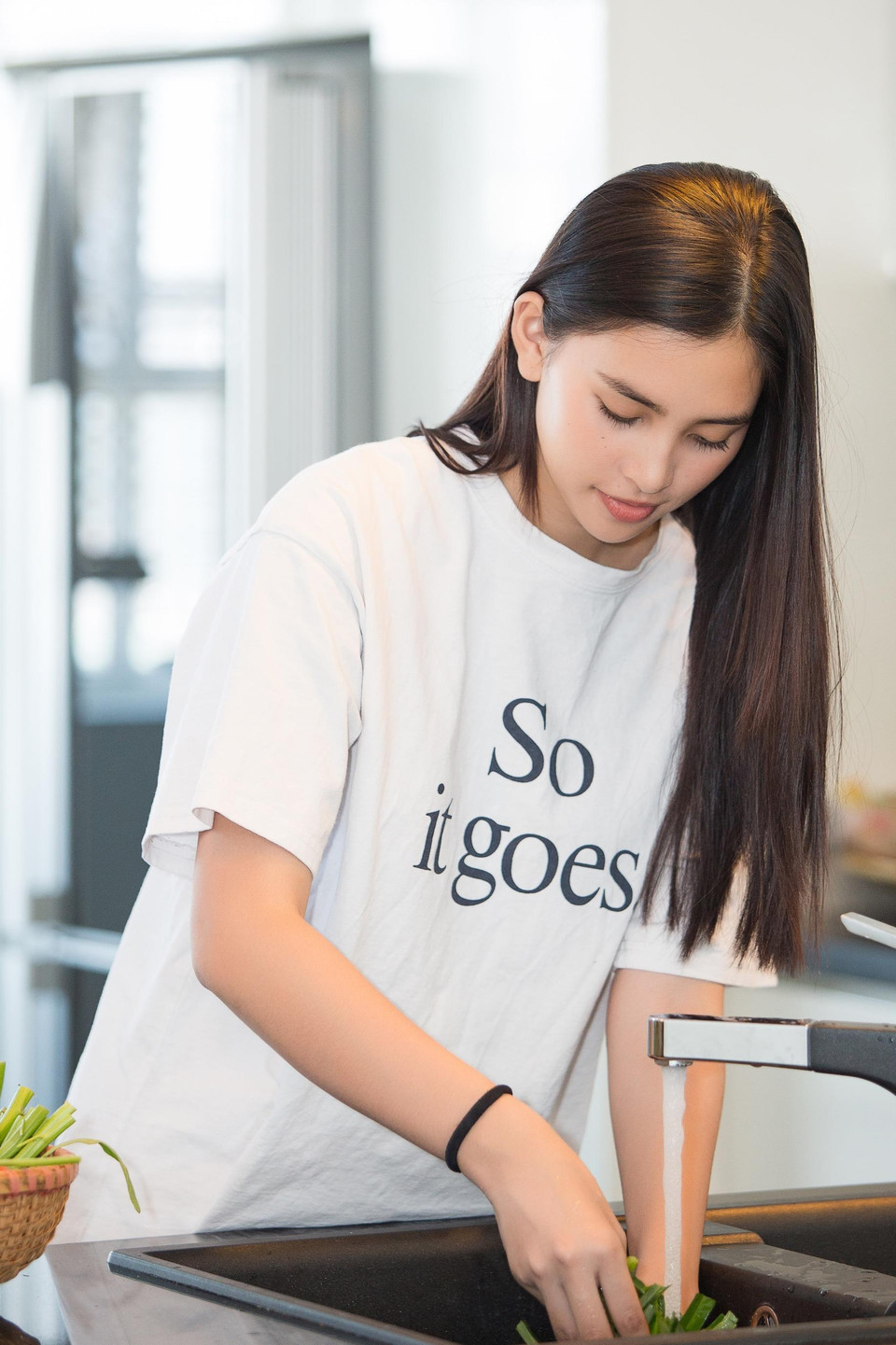 Dễ dàng nhận thấy Hoa hậu Tiểu Vy thực sự thừa hưởng nhiều nét đẹp từ mẹ. (Ảnh: Viết Quý/Vietnam+)