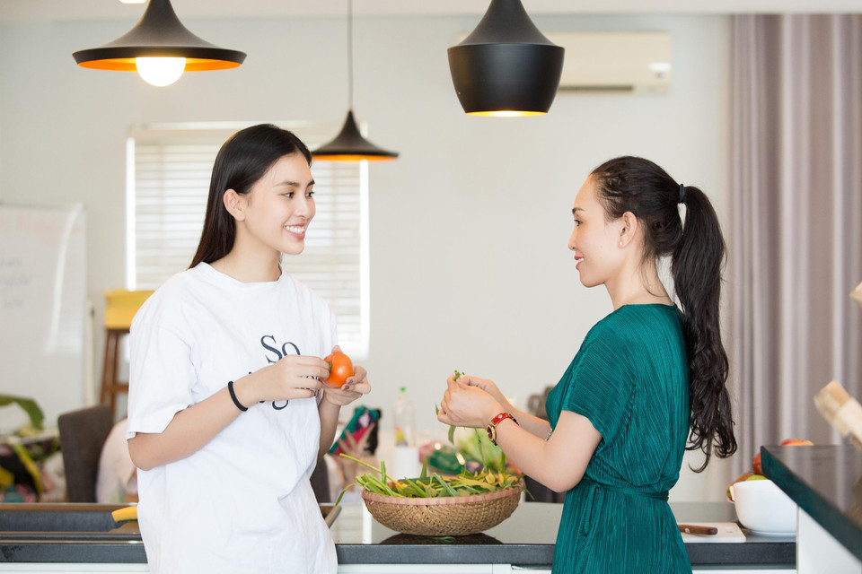 Được biết, thi thoảng có thời gian Tiểu Vy vẫn về Hội An thăm gia đình, và mẹ cô cũng thường vào Sài Gòn thăm con gái nên tình cảm mẹ con rất thân thiết. (Ảnh: Viết Quý/Vietnam+)