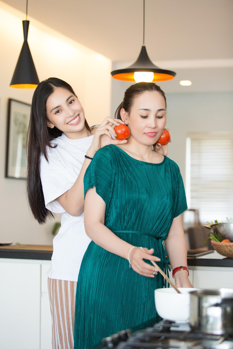 Cùng ngắm những khoảnh khắc dễ thương của Tiểu Vy bên mẹ nhân ngày 8/3. (Ảnh: Viết Quý/Vietnam+)