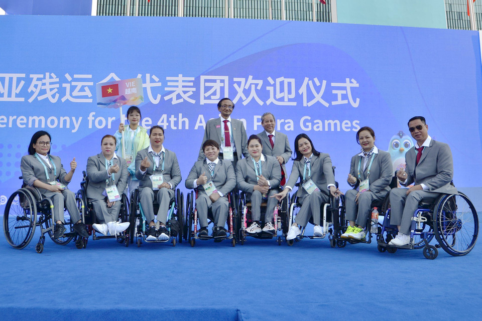 Sáng 19/10, Lễ Thượng cờ của Đoàn Thể thao Việt Nam đã được tổ chức tại quảng trường Làng Vận động viên Asian Para Games 2023 tại Hàng Châu, Trung Quốc. (Ảnh: Vietnam+)