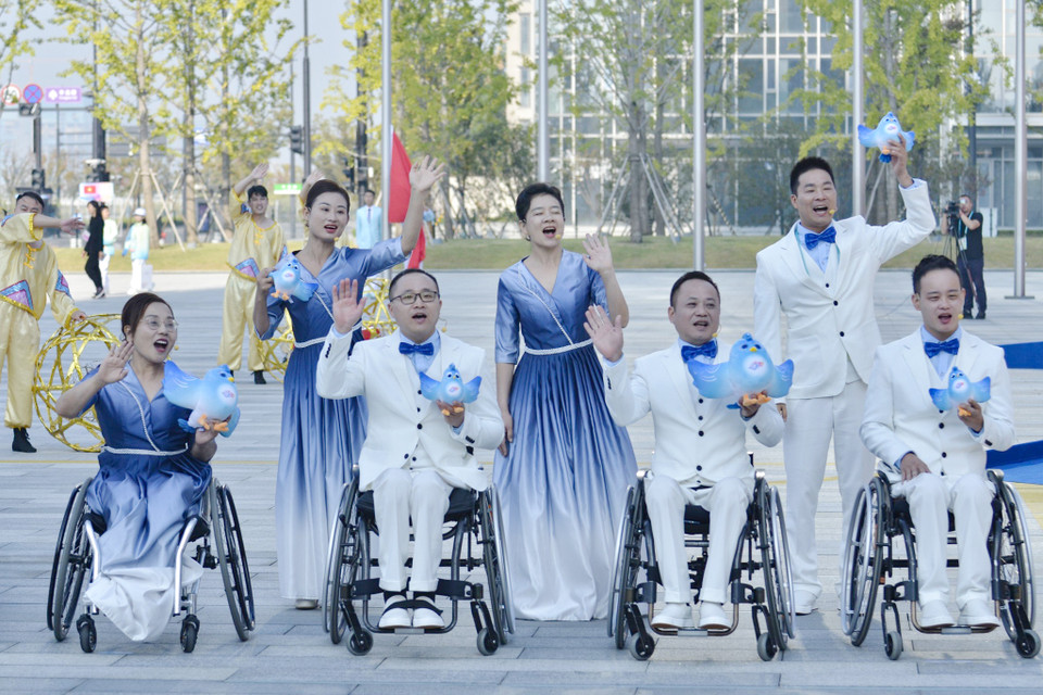 Tiết mục văn nghệ của nước chủ nhà Trung Quốc chào mừng các Đoàn Thể thao tham dự Asian Para Games 2023. (Ảnh: Vietnam+)