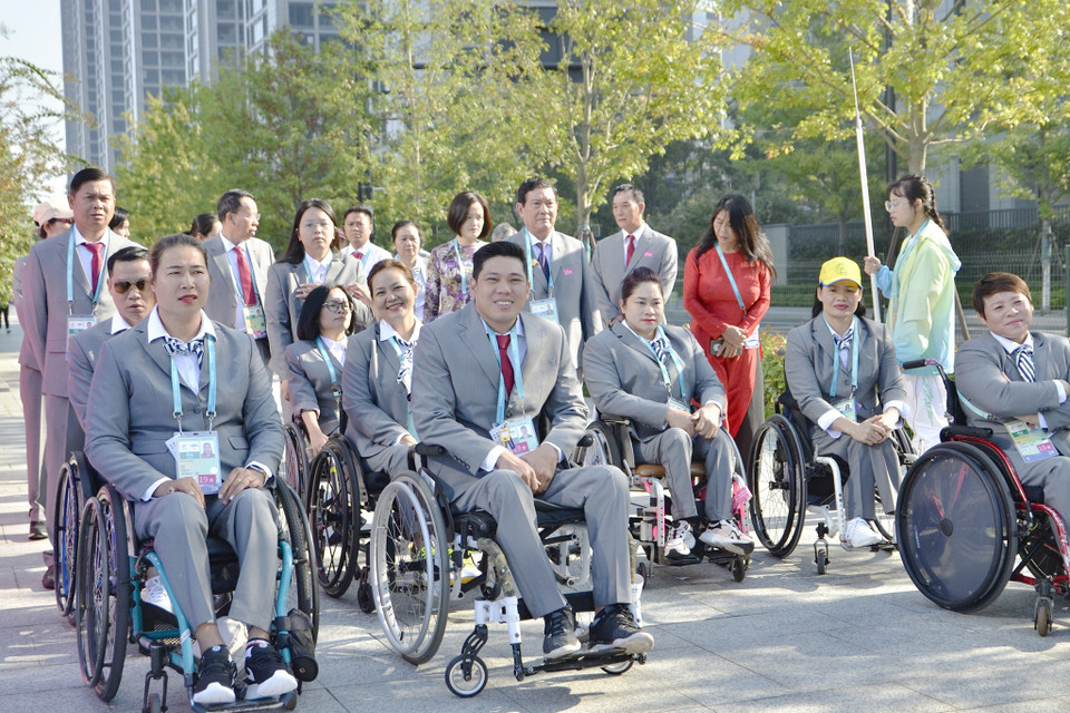 Tham dự Lễ Thượng cờ có Phó Cục trưởng Cục Thể dục Thể thao Nguyễn Hồng Minh, Trưởng Đoàn Thể thao Việt Nam tại Asian Para Games 2023 và các thành viên Đoàn Thể thao Người Khuyết tật Việt Nam. (Ảnh: Vietnam+)