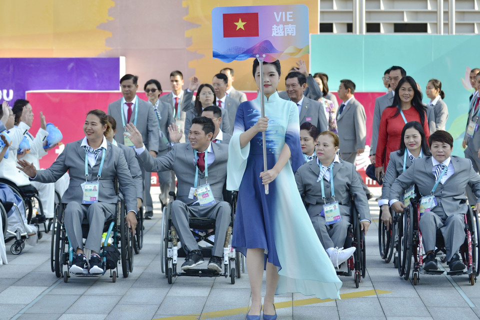 Đoàn Thể thao Việt Nam tham dự Asian Para Games 2023 với 71 thành viên (trong đó có 48 vận động viên) tranh tài ở bảy môn thể thao, gồm: Điền kinh, Bơi, Cử tạ, Cờ vua, Bóng bàn, Cầu lông và Taekwondo. (Ảnh: Vietnam+)