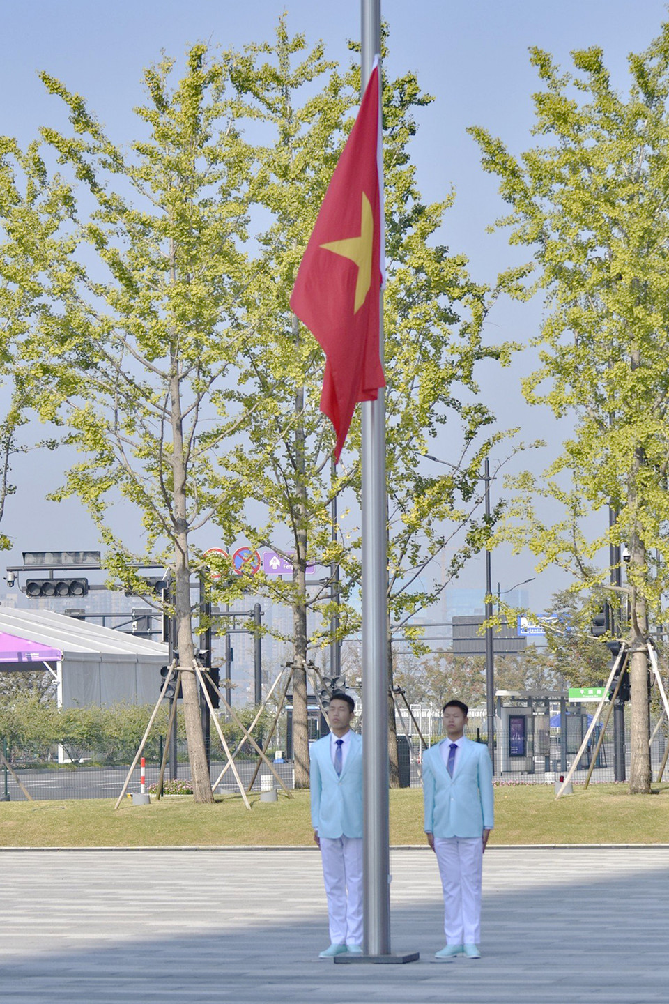 Quốc kỳ Việt Nam tung bay tại Asian Para Games 2023. (Ảnh: Vietnam+)
