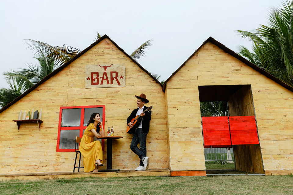 Sau khi đi qua châu Âu, khách hàng sẽ được hóa thân thành những cowboy với quán rượu trong khung cảnh miền Tây nước Mỹ. (Ảnh: CTV/Vietnam+)