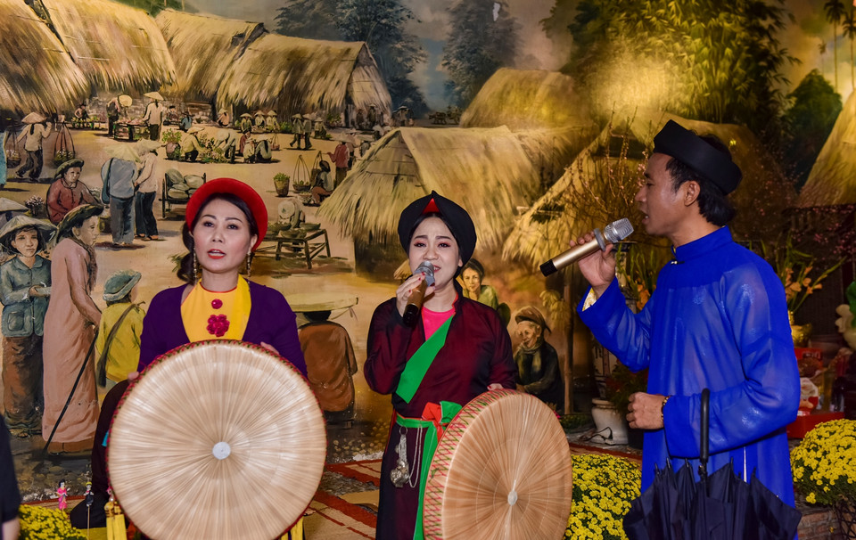 Nghe liền anh liền chị hát quan họ. (Ảnh: CTV/Vietnam+)