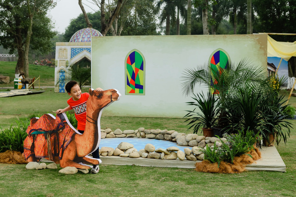 Khu chợ Ba Tư của văn hóa các nước Ả-rập cũng được tái hiện với những cảnh vật như ốc đảo, lạc đà, thảm trang trí. (Ảnh: CTV/Vietnam+)