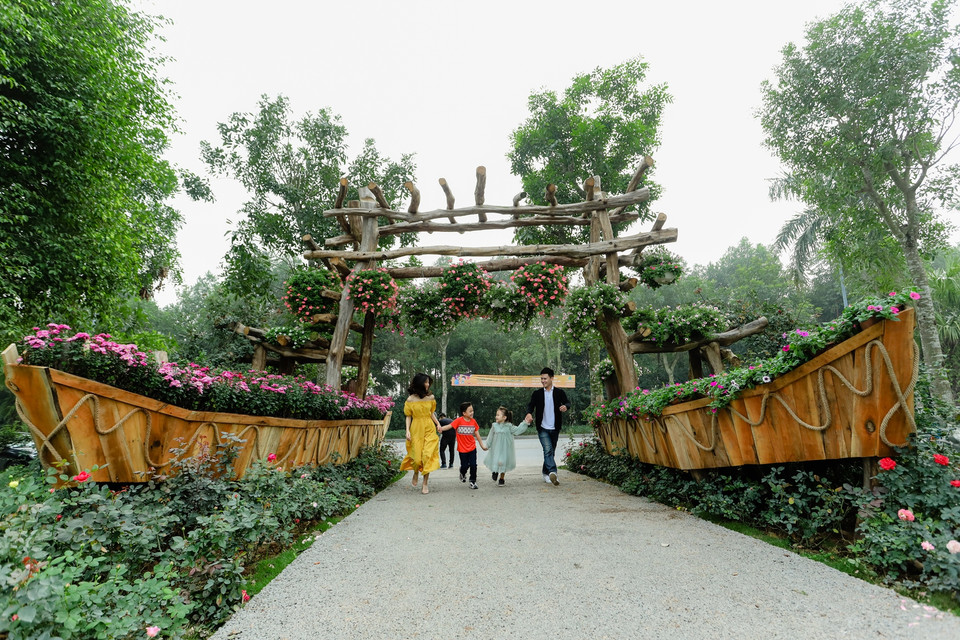 Thời gian mở cửa đón khách từ chiều ngày 26/1 (mùng 2 âm lịch) đến hết ngày 02/2 (mùng 9 âm lịch) tại Công viên Hồ thiên nga, khu đô thị Ecopark. (Ảnh: CTV/Vietnam+)