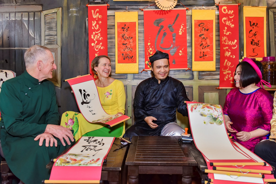 Nhờ buổi tiệc đầu Xuân trong thời khắc chuyển giao giữa năm cũ và năm mới, một lần nữa hình ảnh văn hóa truyền thống Việt Nam được khắc hoạ đẹp đẽ trong mắt bạn bè quốc tế. (Ảnh: CTV/Vietnam+)