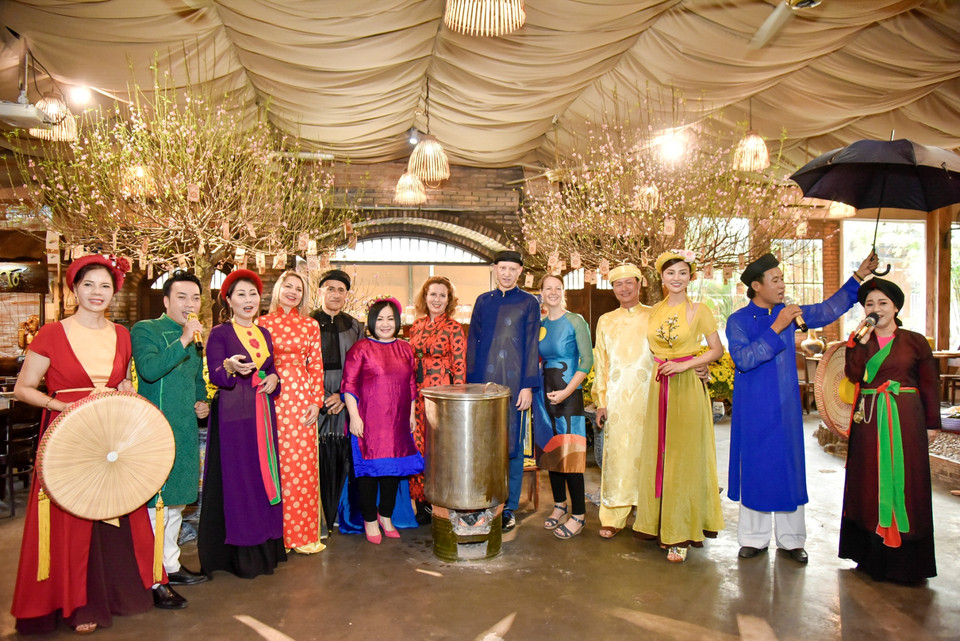 Các khách mời đều vô cùng ấn tượng với các hoạt động thú vị trong không gian đậm chất Việt Nam, từ âm nhạc đến hương vị món ăn truyền thống, trò chơi dân gian đều tạo nên nét riêng của quốc gia hình chữ S. (Ảnh: CTV/Vietnam+)