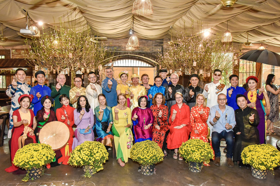 Những chiếc áo dài truyền thống rực rỡ cùng các món ăn đậm chất cổ truyền không những quảng bá được nét văn hóa của Việt Nam mà còn truyền tải thông điệp ý nghĩa trong dịp Xuân về: Thời trang chính là văn hóa. (Ảnh: CTV/Vietnam+)