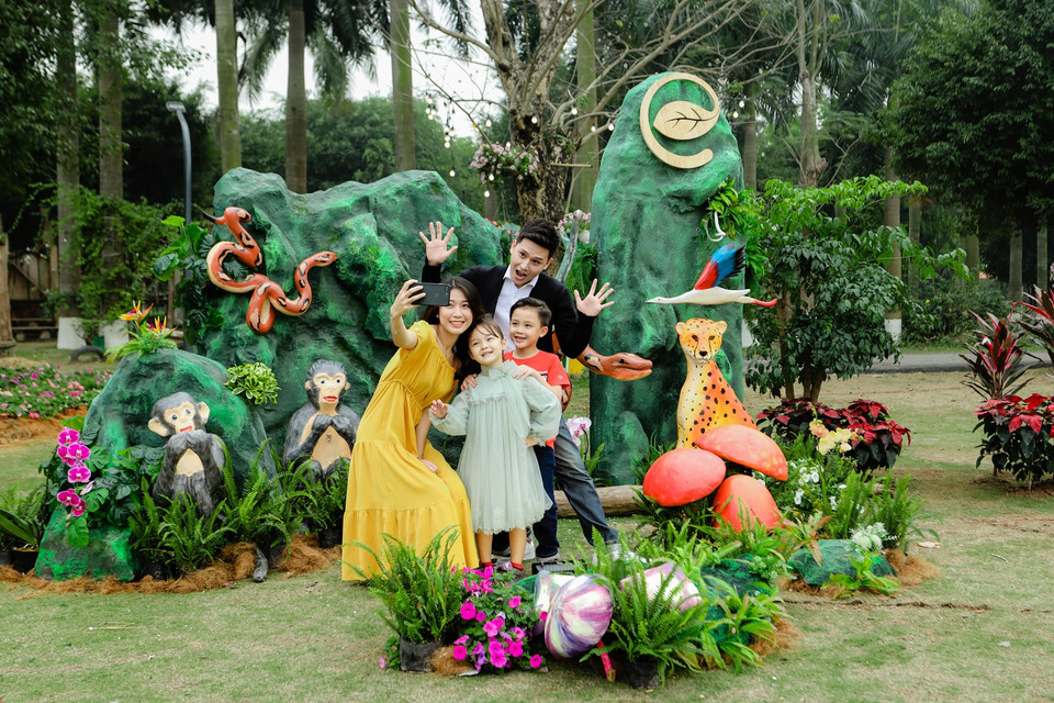 Đến với lễ hội Xuân Ecopark 2020, du khách có thêm cơ hội tìm hiểu về nền văn hóa châu Phi với sự tái hiện mô hình túp lều, hang đá cùng những vật dụng phổ biến của người dân nơi đây và ‘thám hiểm’ mô hình khu rừng Amazon. (Ảnh: CTV/Vietnam+)