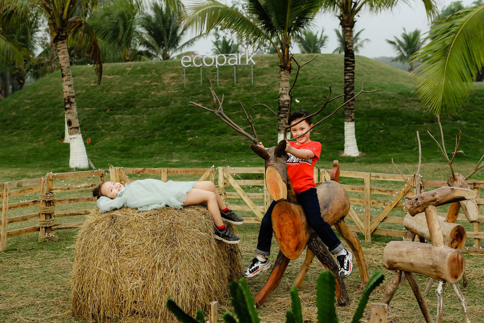 Các trò chơi tại đây mang tính gợi mở, khuyến khích các hoạt động thể chất đòi hỏi vận động nhiều như leo trèo, thăng bằng, tăng khả năng nhận diện không gian hình học… giúp trẻ hoạt bát, nhanh nhẹn và giao tiếp tự tin. (Ảnh: CTV/Vietnam+)