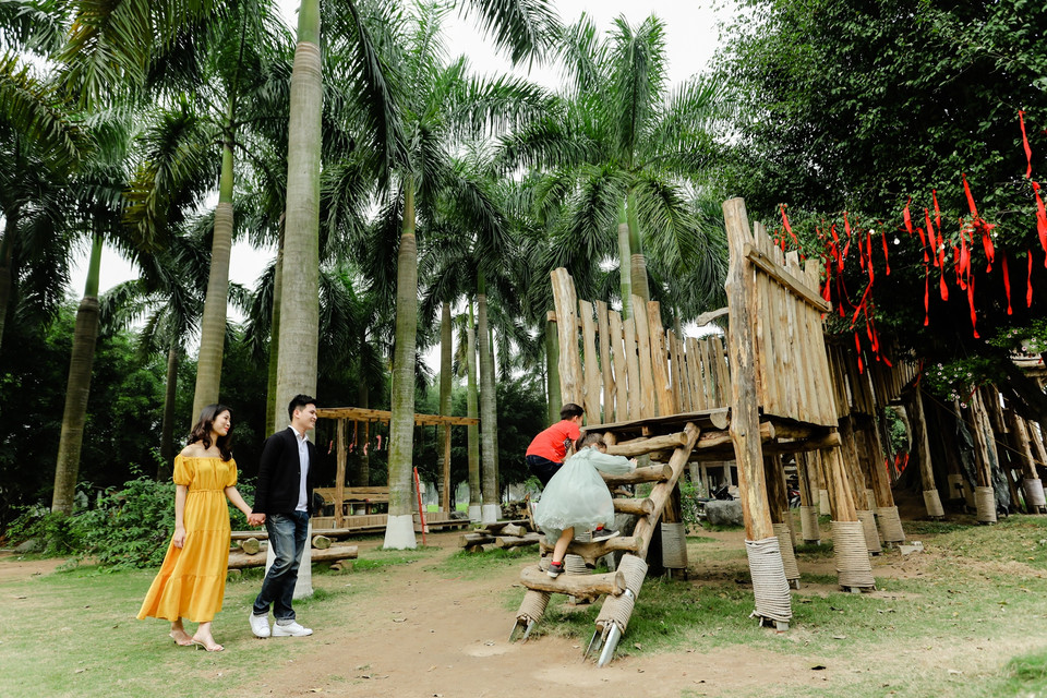 Không chỉ du Xuân ngắm cảnh, các gia đình có trẻ nhỏ còn có cơ hội trải nghiệm khu vui chơi với đa dạng các trò chơi dân gian như: ném còn, đánh đu, đi cầu kiều, hay các trò chơi vận động như nhà gỗ, nhảy đệm... (Ảnh: CTV/Vietnam+)