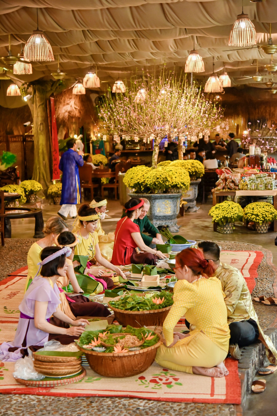 Các vị khách quốc tế còn được thết đãi bánh chưng, canh măng, chả giò, dưa hành... Tất cả đều là những món ăn truyền thống quen thuộc, dân dã trên mâm cơm ngày Tết Nguyên đán miền Bắc.(Ảnh: CTV/Vietnam+)