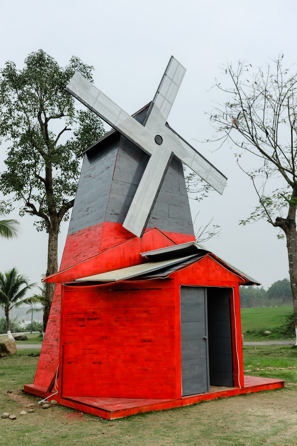 Nhắc đến châu Âu thì không thể không nhắc đến các cối xay gió và hoa tuylip nổi tiếng của Hà Lan. Du khách sẽ được chụp ảnh cùng mô hình cối xay gió trên thảm hoa tuylip rực rỡ. (Ảnh: CTV/Vietnam+)