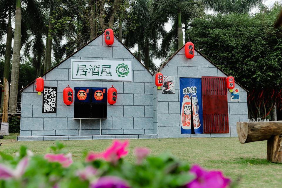 Nhật Bản sẽ là nền văn hóa tiếp theo được thể hiện qua cổng đền Tori nổi tiếng, quán ăn đặc trưng của người Nhật với các lồng đèn cá chép được treo trên cao. (Ảnh: CTV/Vietnam+)