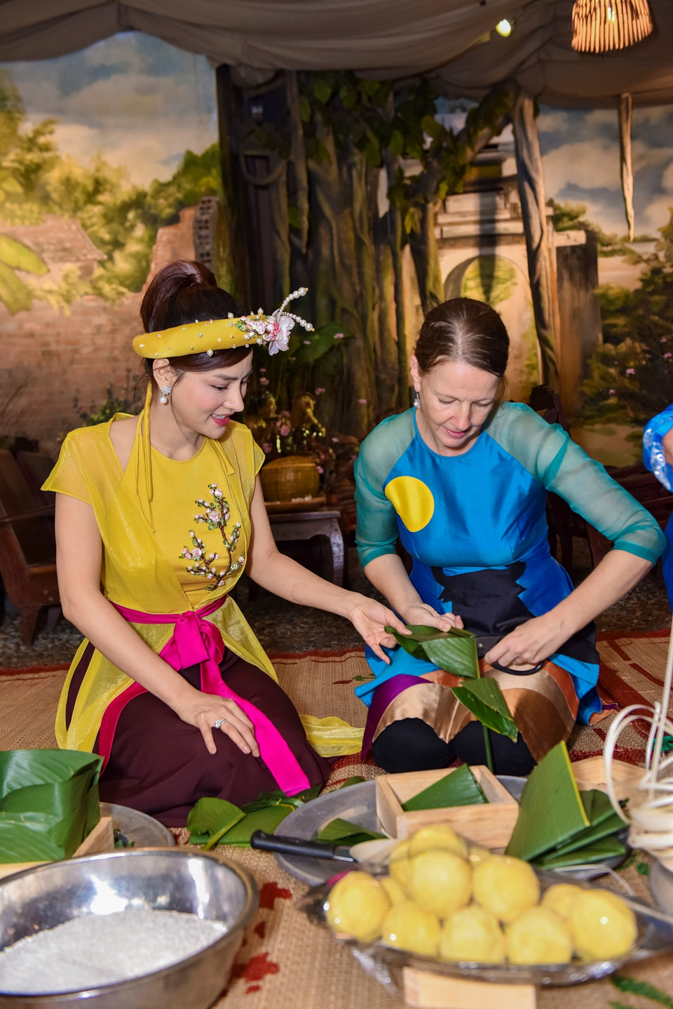 Trong không gian ấm cúng và rực rỡ, các khách mời quốc tế đã vô cùng hào hứng khi được thưởng thức ẩm thực Việt với nhiều món ngon độc, lạ. Đây quả là trải nghiệm thú vị và đầy ý nghĩa cho cả gia chủ và khách mời nhân dịp đón xuân Canh Tý 2020. (Ảnh: CTV/Vietnam+)