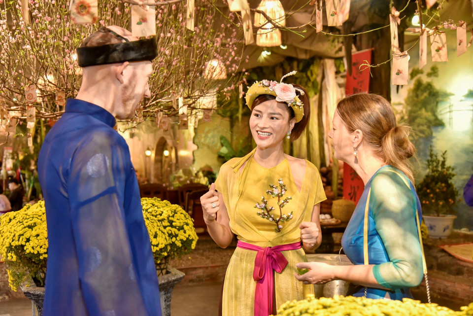 Các vị khách quốc tế nghe giới thiệu về Tết Việt truyền thống. (Ảnh: CTV/Vietnam+)