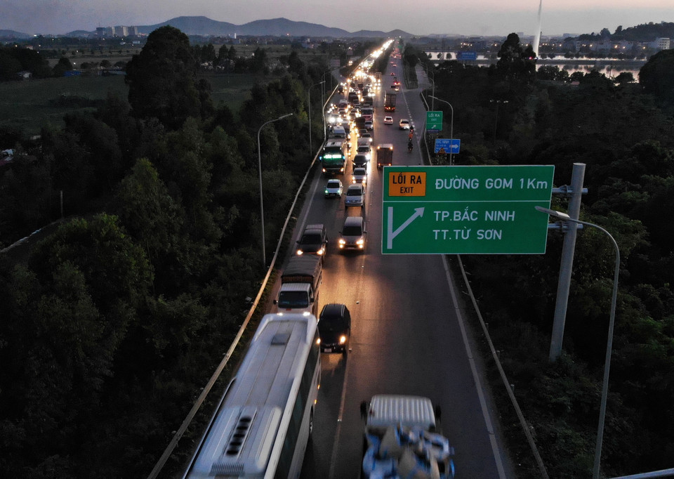 Tuyến cao tốc Hà Nội-Bắc Giang-Lạng Sơn được đầu tư xây dựng hoàn thành được đầu tư theo tiêu chuẩn đường ôtô cao tốc, vận tốc thiết kế 100 km/h, quy mô bề rộng nền đường 33m, gồm 4 làn xe cơ giới. Tuy nhiên, trên tuyến đường cao tốc này còn tồn tại hai điểm thắt giao thông là cầu Như Nguyệt và cầu Xương Giang (Bắc Giang). (Ảnh: Danh Lam/TTXVN)