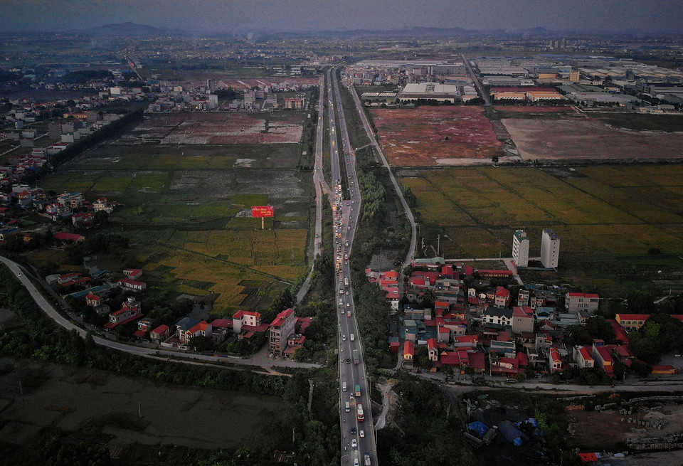  Điểm nghẽn giao thông tại đầu cầu Như Nguyệt phía tỉnh Bắc Giang. (Ảnh: Danh Lam/TTXVN)