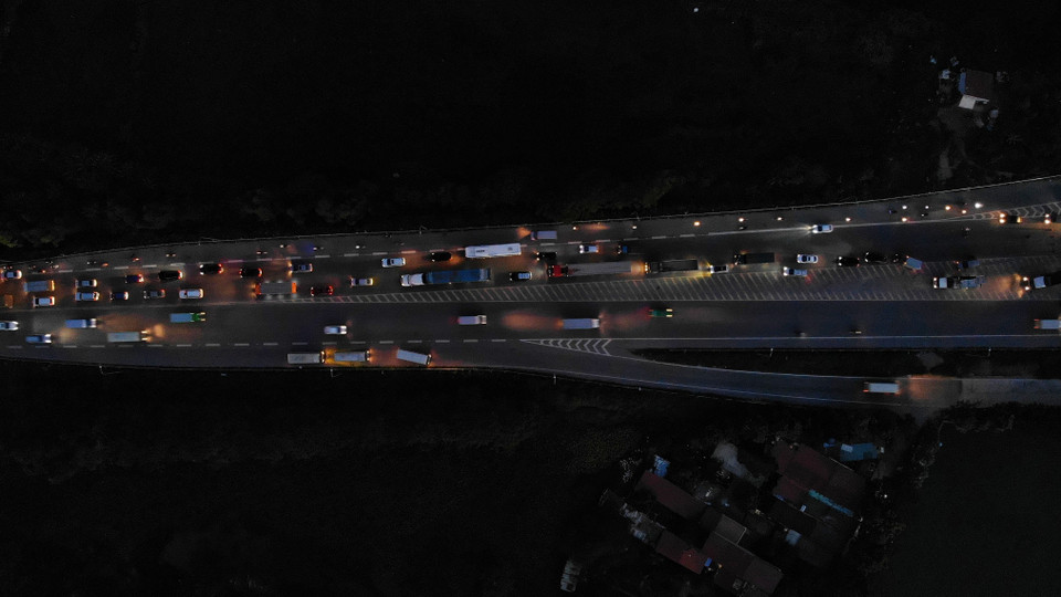 Điểm nghẽn giao thông tại đầu cầu Như Nguyệt phía tỉnh Bắc Ninh. (Ảnh: Danh Lam/TTXVN)