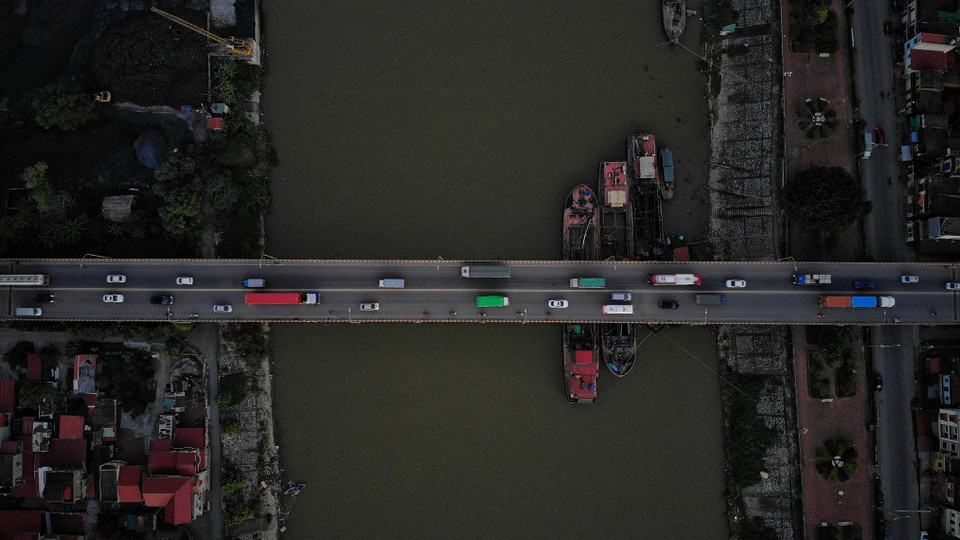 Cầu Như Nguyệt luôn trong tình trạng quá tải các xe tải trọng lớn. (Ảnh: Danh Lam/TTXVN)