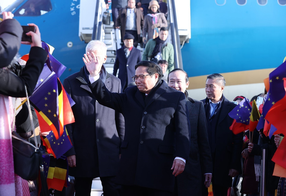 Cán bộ ngoại giao, nhân viên Đại sứ quán và cộng đồng người Việt Nam tại Bỉ đón Thủ tướng Phạm Minh Chính. (Ảnh: Dương Giang/TTXVN)