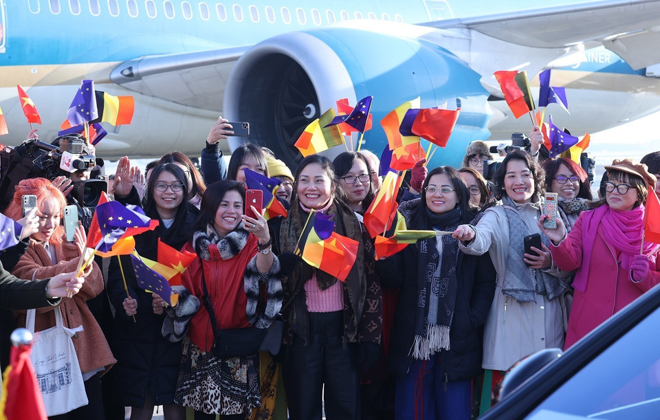 Cán bộ ngoại giao, nhân viên Đại sứ quán và cộng đồng người Việt Nam tại Bỉ đón Thủ tướng Phạm Minh Chính. (Ảnh: Dương Giang/TTXVN)