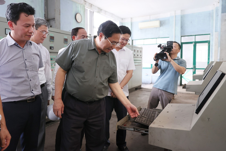 Thủ tướng Phạm Minh Chính kiểm tra tình trạng ngừng hoạt động của Nhà máy Sắt xốp Bắc Kạn. (Ảnh: Dương Giang/TTXVN)