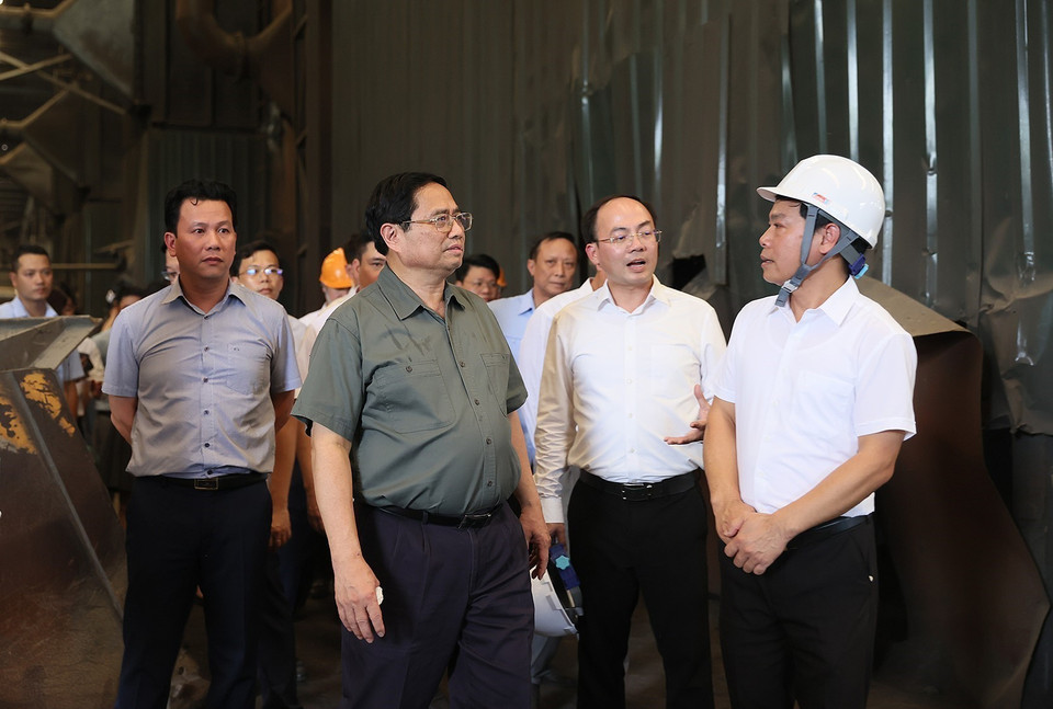 Thủ tướng Phạm Minh Chính kiểm tra tình trạng ngừng hoạt động của Nhà máy Sắt xốp Bắc Kạn. (Ảnh: Dương Giang/TTXVN)