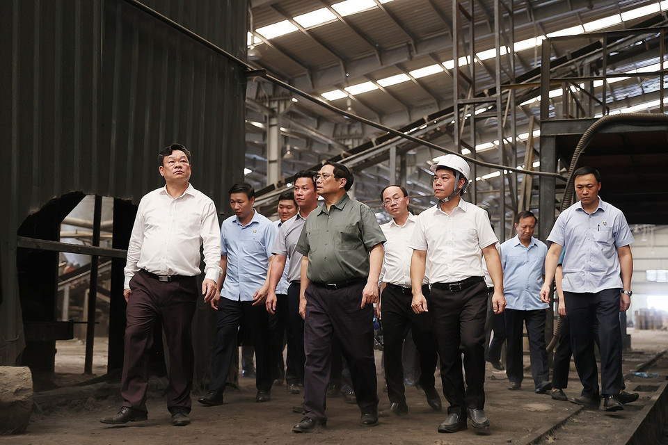 Thủ tướng Phạm Minh Chính đến kiểm tra tình trạng ngừng hoạt động của Nhà máy Sắt xốp Bắc Kạn, thuộc Công ty Cổ phần Vật tư và Thiết bị toàn bộ (Matexim) tại Khu Công nghiệp Thanh Bình, huyện Chợ Mới, tỉnh Bắc Kạn. (Ảnh: Dương Giang/TTXVN)
