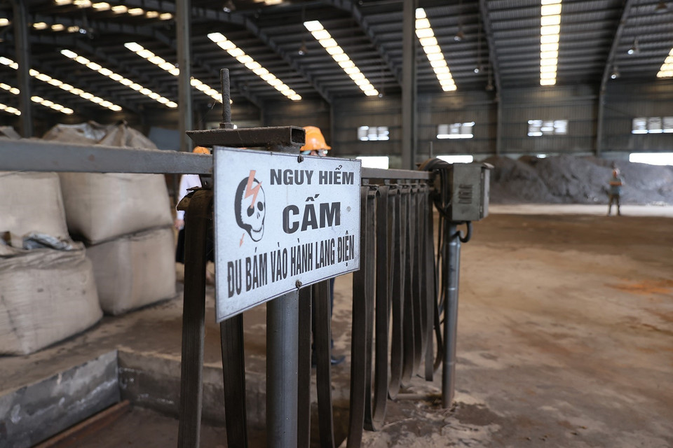 Trang thiết bị và dây chuyền của Nhà máy Sắt xốp Bắc Kạn bị hư hỏng. (Ảnh: Dương Giang/TTXVN)