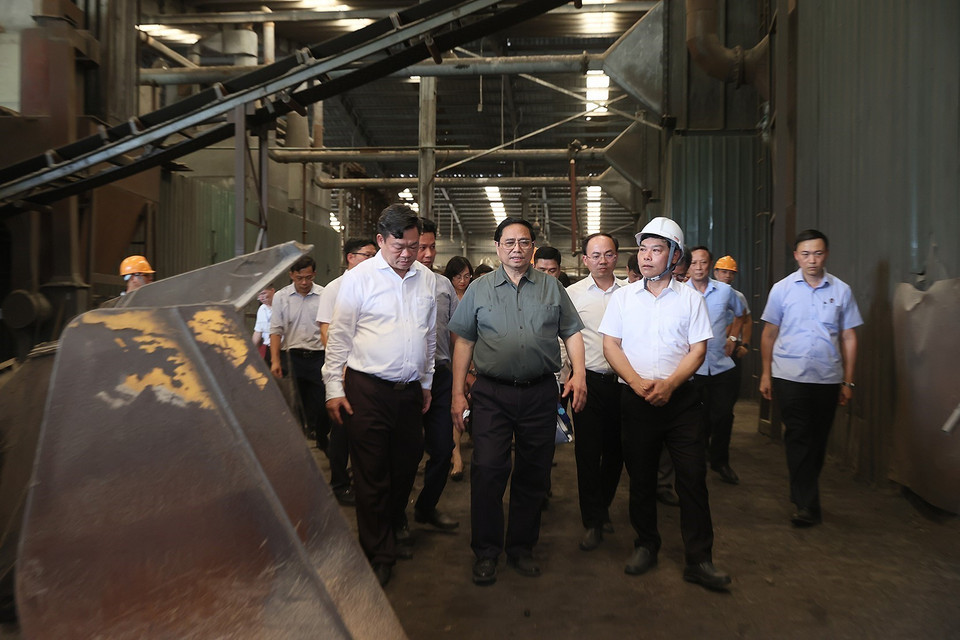 Thủ tướng Phạm Minh Chính kiểm tra Nhà máy Sắt xốp Bắc Kạn. (Ảnh: Dương Giang/TTXVN)