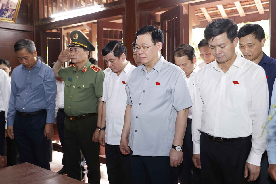 Chủ tịch Quốc hội Vương Đình Huệ và Đoàn công tác Trung ương tưởng niệm Tổng Bí thư Lê Duẩn ở Khu lưu niệm Tổng Bí thư tại huyện Triệu Phong, tỉnh Quảng Trị. (Ảnh: Doãn Tấn/TTXVN)