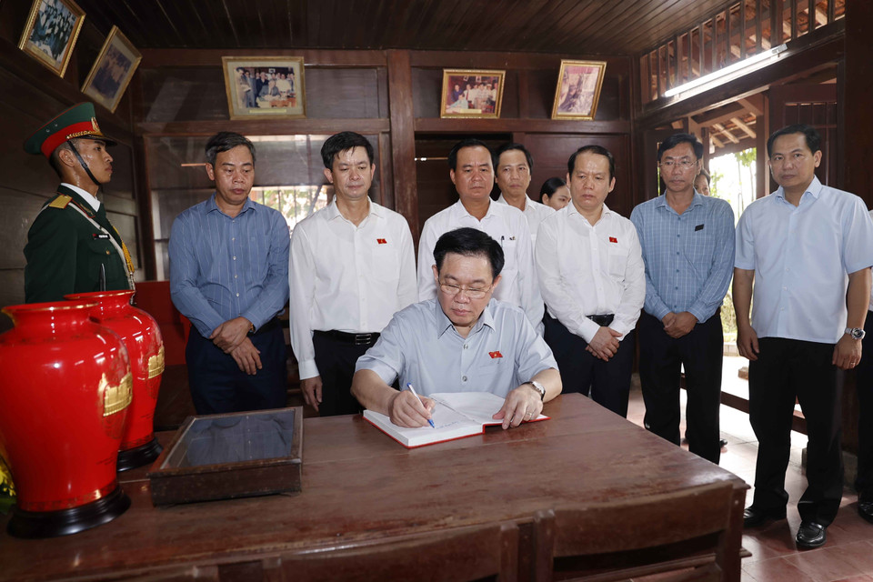 Chủ tịch Quốc hội Vương Đình Huệ viết lưu bút tại Khu lưu niệm Tổng Bí thư Lê Duẩn. (Ảnh: Doãn Tấn/TTXVN)