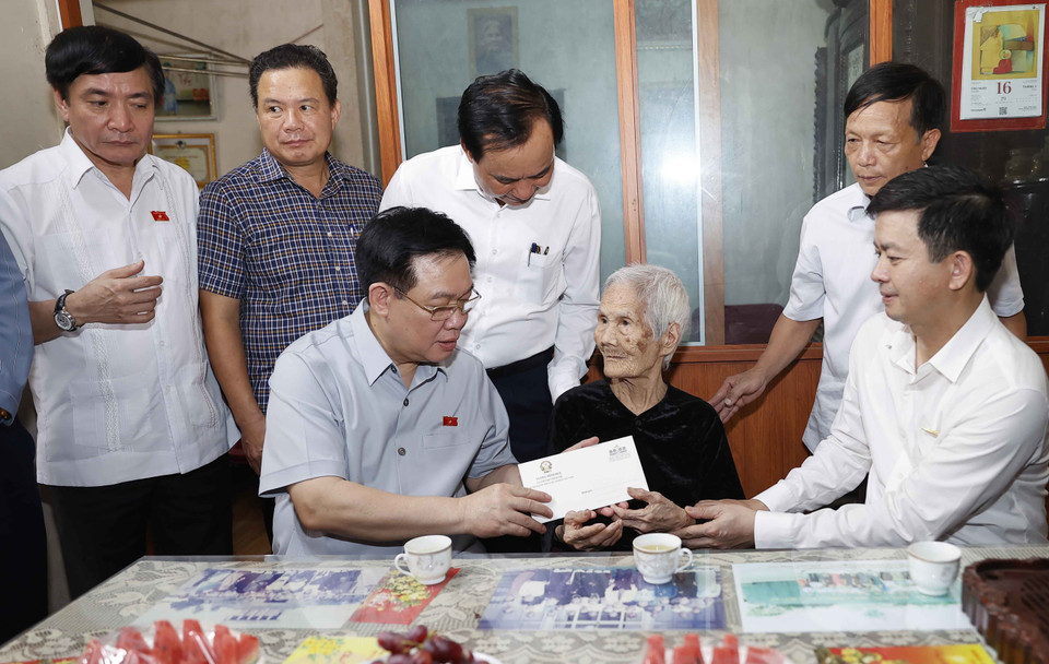 Chủ tịch Quốc hội Vương Đình Huệ tặng quà Mẹ Việt Nam Anh hùng Nguyễn Thị Phước ở thị xã Quảng Trị. (Ảnh: Doãn Tấn/TTXVN)