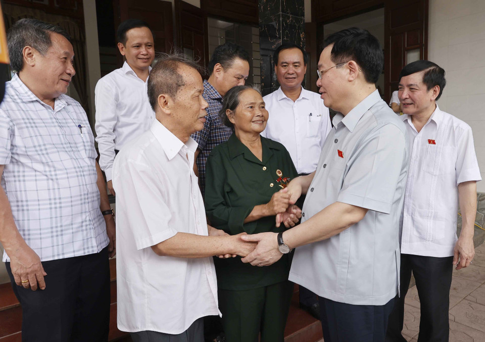 Chủ tịch Quốc hội Vương Đình Huệ thăm gia đình bà Nguyễn Thị Phồn, thương binh 4/4, thôn Cổ Thành, xã Triệu Thành, huyện Triệu Phong. (Ảnh: Doãn Tấn/TTXVN)