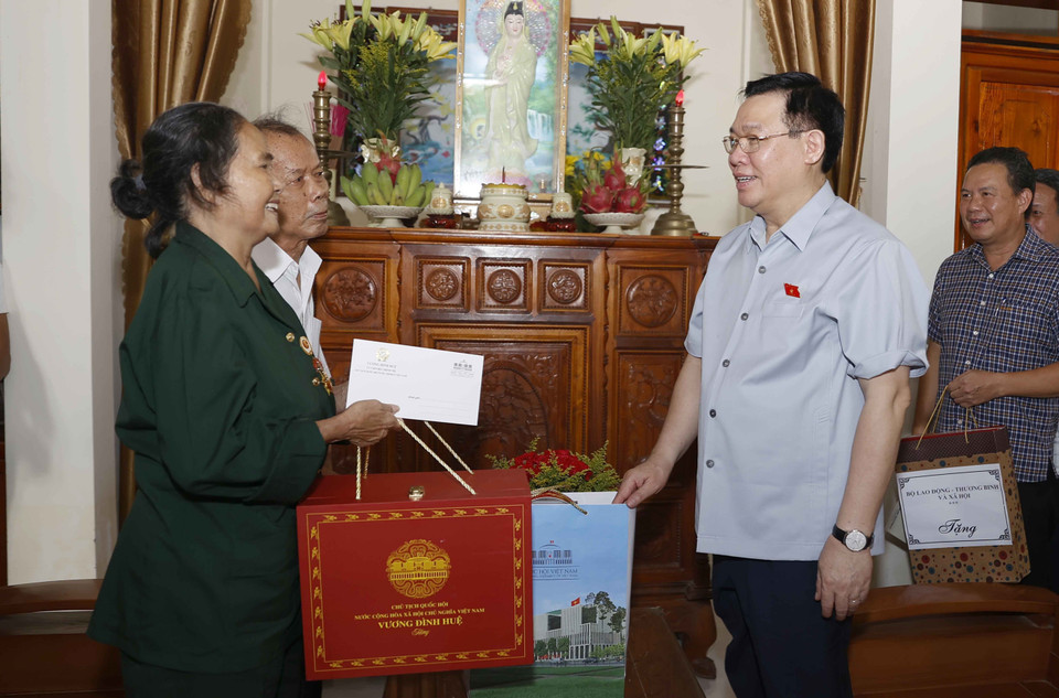 Chủ tịch Quốc hội Vương Đình Huệ thăm, tặng quà bà Nguyễn Thị Phồn, thương binh 4/4, thôn Cổ Thành, xã Triệu Thành, huyện Triệu Phong. (Ảnh: Doãn Tấn/TTXVN)