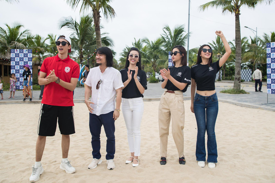 Bên cạnh cặp đôi trẻ tài năng còn có sự xuất hiện của Hoa hậu Tiểu Vy, Hoa hậu Đỗ Mỹ Linh và Á hậu Thuý An, đạo diễn Hoàng Nhật Nam. (Ảnh: BTC)