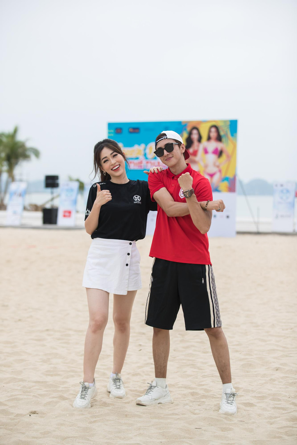  Á hậu Bùi Phương Nga xuất hiện tại bãi biển Tuần Châu với trang phục đơn giản và năng động trong vai trò MC. Đồng hành cùng cô là chàng diễn viên điển trai Bình An đến với vai trò hướng dẫn kiêm trọng tài. (Ảnh: BTC)